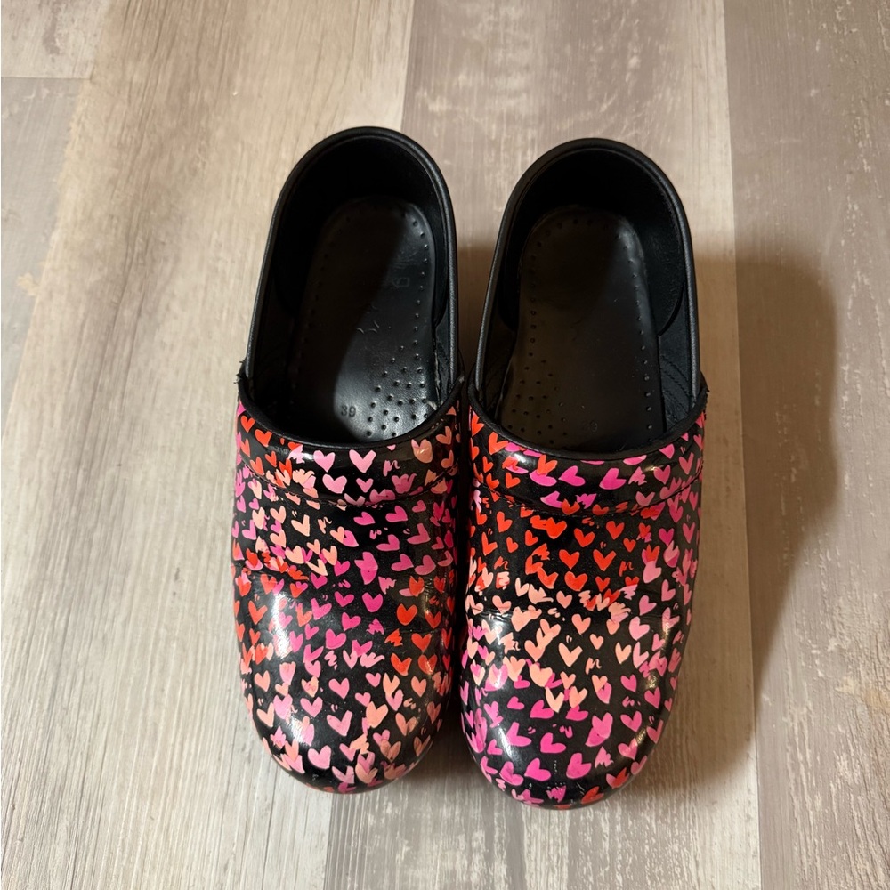 Heart Pattern Dansko - Black and Pink